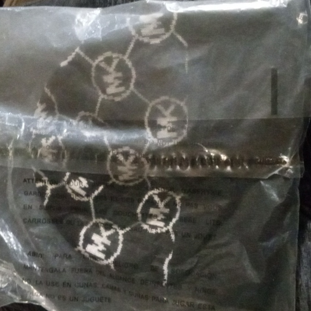 Michael Kors beanie (like new) - Picture 4 of 4